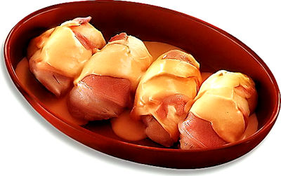 Шарики куриные фаршированные с соусом из кетчупа и сливок