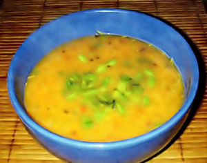 Постный суп из чечевицы с луком и помидорами