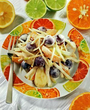 ‘руктовый салат из бананов, ¤блок, мандаринов и винограда