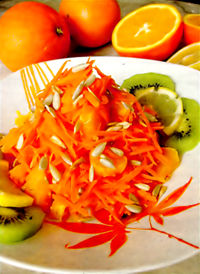 Салат из апельсинов, моркови и семечек