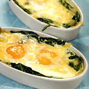 Яйца запеченные с сыром и шпинатом